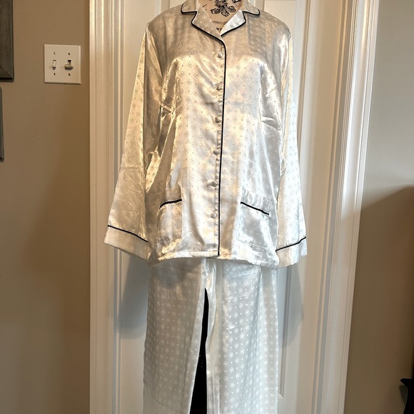 ✨🎄✨LA VIE EN ROSE Luxury Pyjamas Size M  NWOT - Picture 3 of 9